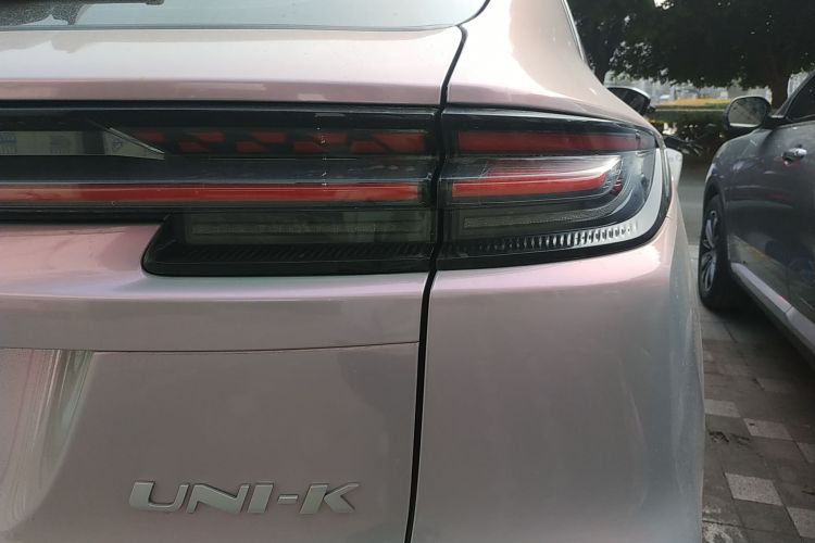 长安UNI-K 2024款 2.0T 两驱全球行版车身外观9