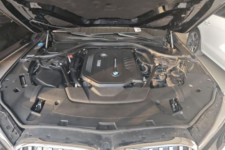 宝马7系 2018款 740Li 领先型 M运动套装机舱底盘24