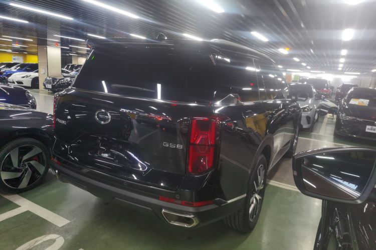 广汽传祺 传祺GS8 2022款 领航系列 2.0TGDI 两驱豪华智联版（七座）车身外观7