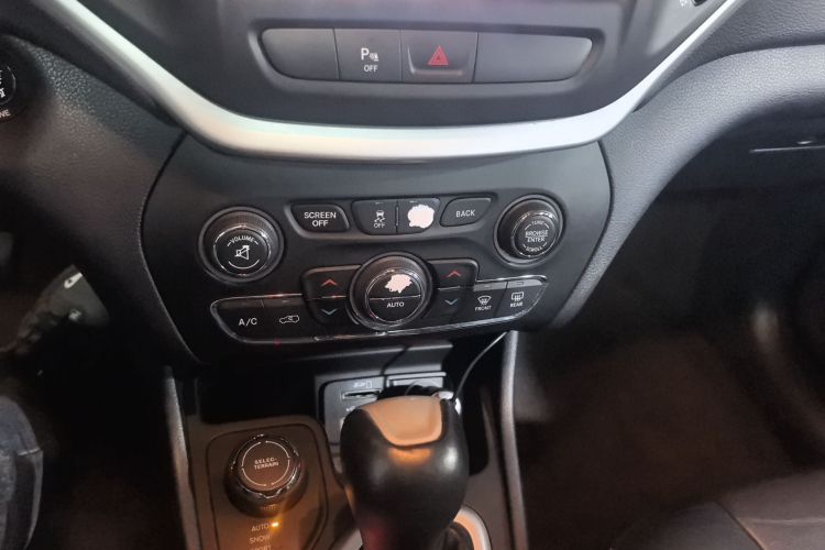 Jeep 自由光 2016款 2.4L 专业智能版中控内饰16