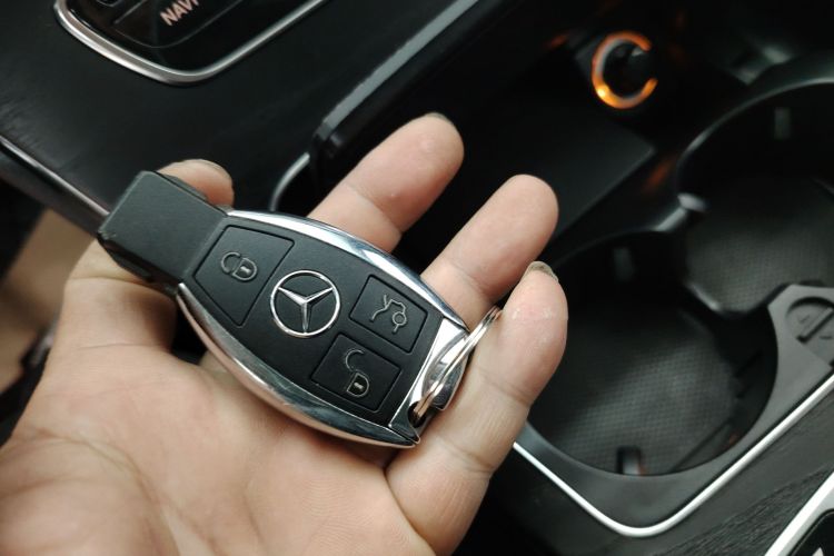 奔驰C级 2018款 C 180 L 时尚型运动版中控内饰11