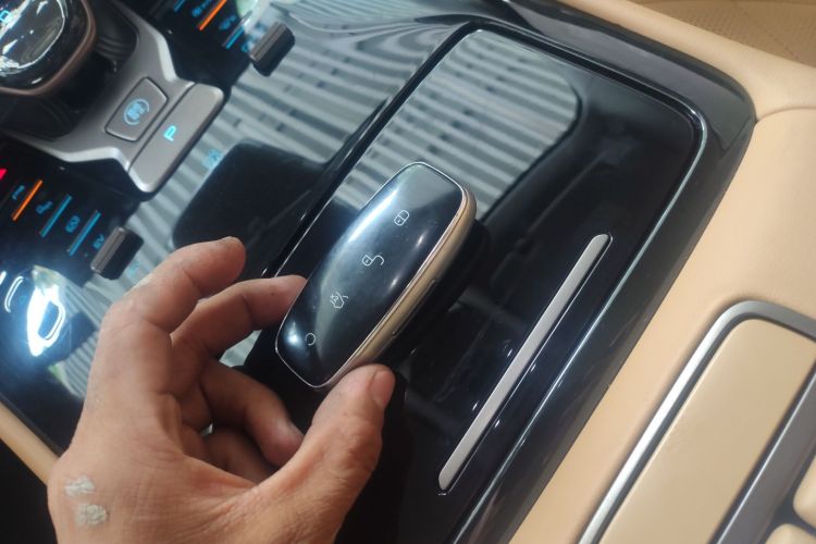 腾势D9 2022款 DM-i 1040 尊贵型中控内饰11