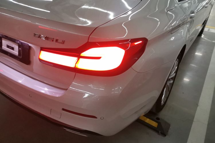 宝马5系 2022款 改款二 525Li 豪华套装车身外观9