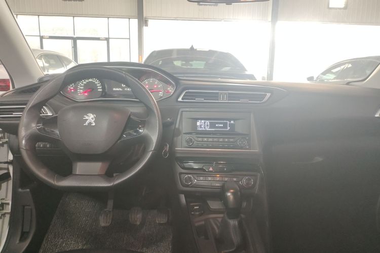 标致308 2018款 1.6L 手动时尚版中控内饰12