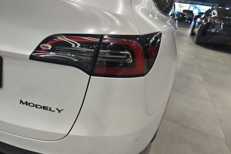 特斯拉 Model Y 2024款 后轮驱动版车身外观9