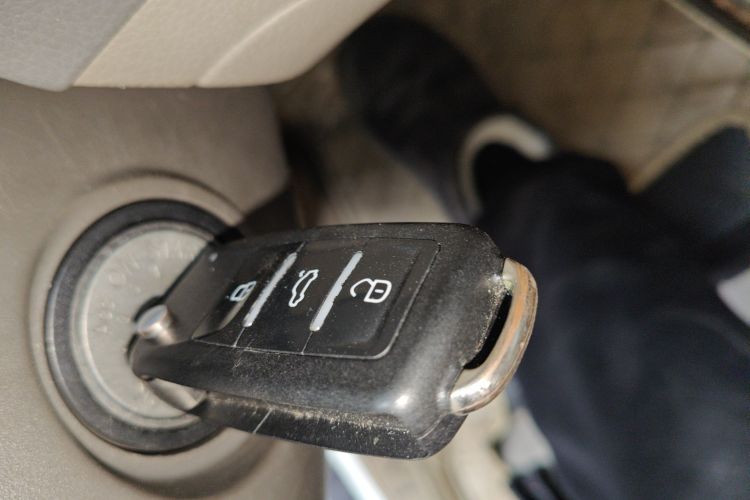 日产 轩逸 2012款 1.6XL CVT豪华版中控内饰7001