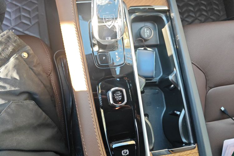 沃尔沃XC90 2024款 B6 智逸豪华版 7座中控内饰18