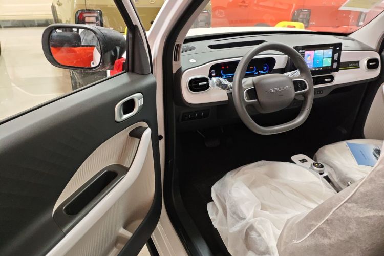 吉利银河 2025款 210km 熊猫骑士中控内饰20