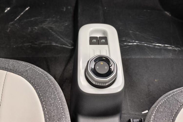 吉利银河 2025款 210km 熊猫卡丁中控内饰18