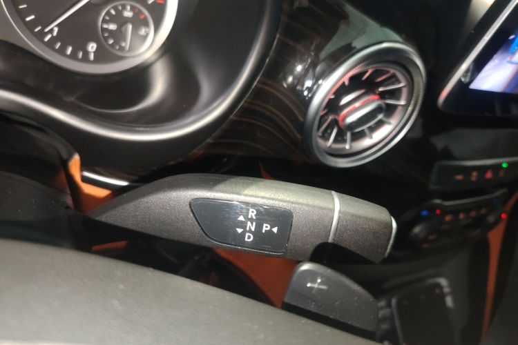 奔驰 威霆 2020款 2.0T 精英版 7座中控内饰18