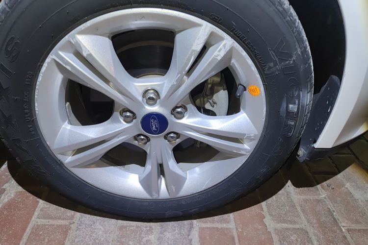 福特 福克斯 2017款 两厢 1.6L 自动舒适型智行版车身外观10