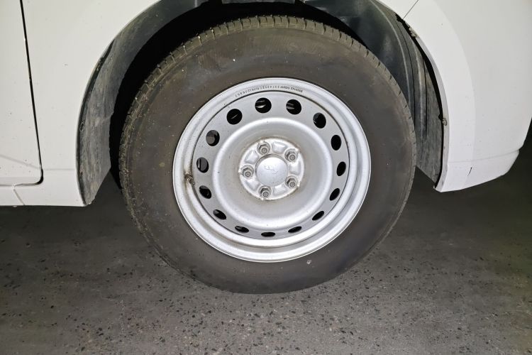 五菱汽车 五菱宏光PLUS 2020款 1.5L 手动标准型 5座车身外观10