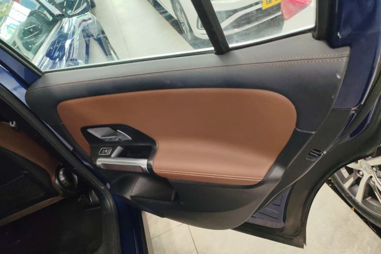 奔驰GLB 2021款 GLB 200 动感型中控内饰7006