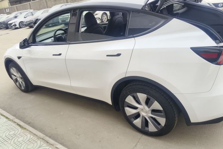 特斯拉 Model Y 2023款 长续航全轮驱动版车身外观4