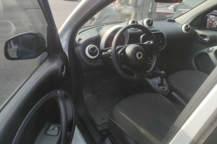 smart forfour 2018款 1.0L 52千瓦灵动版中控内饰7003