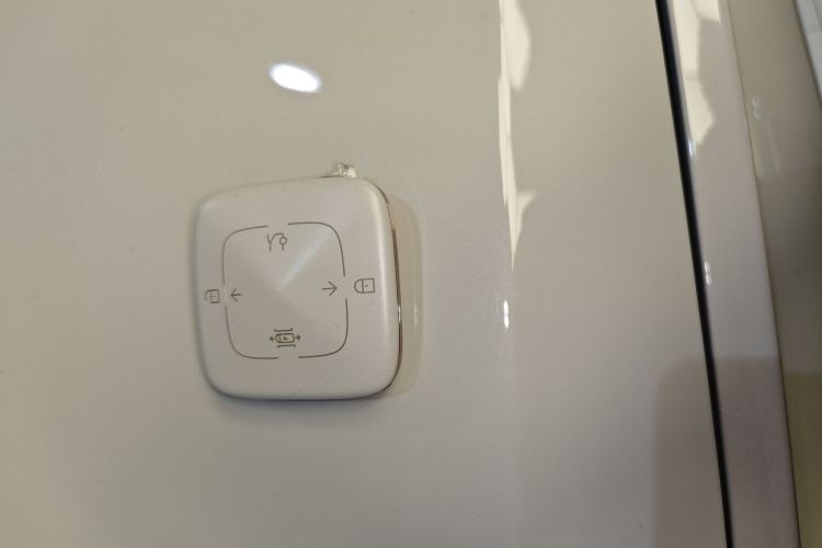 极氪X 2025款 四座后驱魔方版中控内饰7001