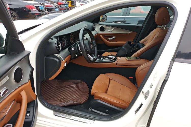 奔驰E级 2017款 E 200 运动型 4MATIC中控内饰19