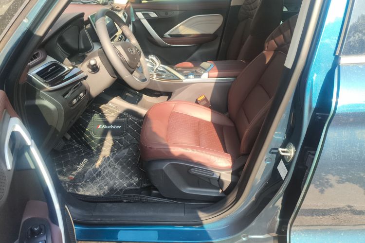 吉利汽车 嘉际新能源 2022款 1.5TD PHEV 白金舒适型中控内饰19