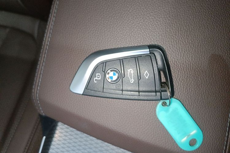 宝马3系 2025款 330Li M运动曜夜套装中控内饰11