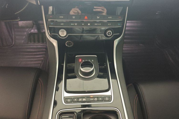 捷豹XEL 2019款 2.0T 200PS 豪华版中控内饰18