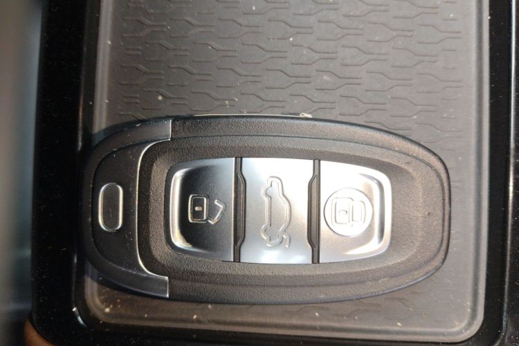 红旗E-QM5 2022款 431km 充电乐享版中控内饰7001