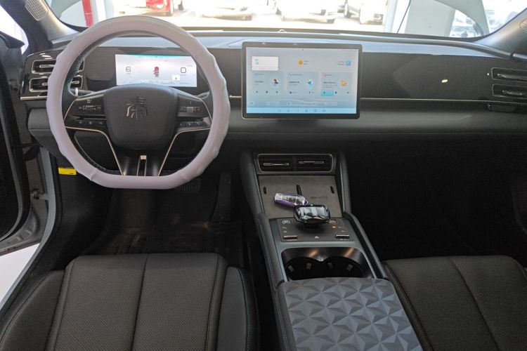 比亚迪 秦L 2024款 DM-i 120KM超越型中控内饰7002