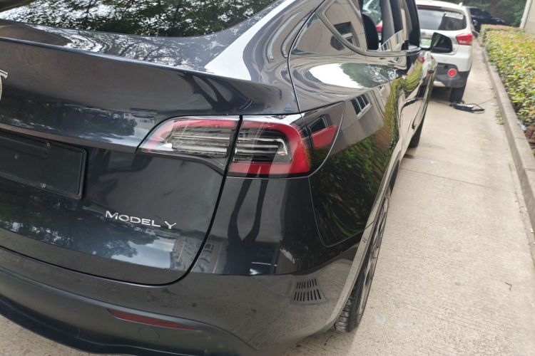 特斯拉 Model Y 2024款 长续航全轮驱动版车身外观9