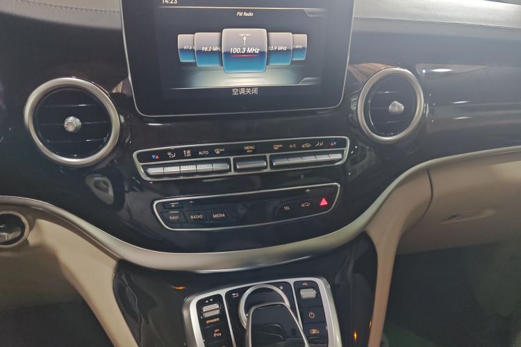 奔驰V级 2018款 V 260 L 尊贵加长版 国VI中控内饰16