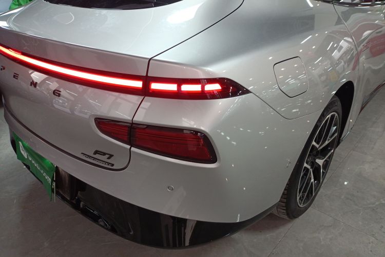 小鹏P7 2023款 P7i 610 Max 性能版车身外观9