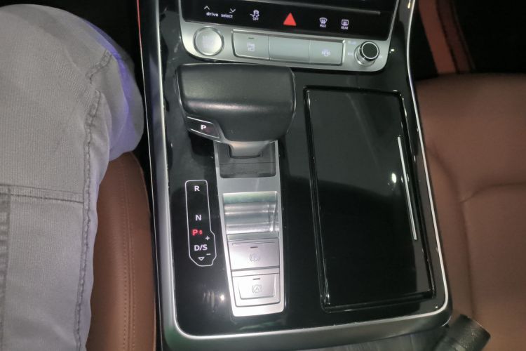 奥迪Q8 2019款 55 TFSI 臻选动感型中控内饰18