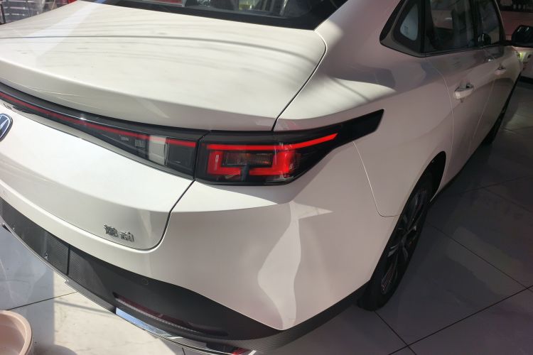 长安 逸动 2025款 蓝鲸 1.5T 500Bar尊贵型车身外观9