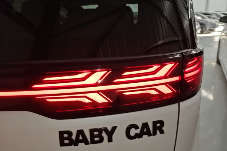 腾势D9 2022款 DM-i 1040 尊贵型车身外观9