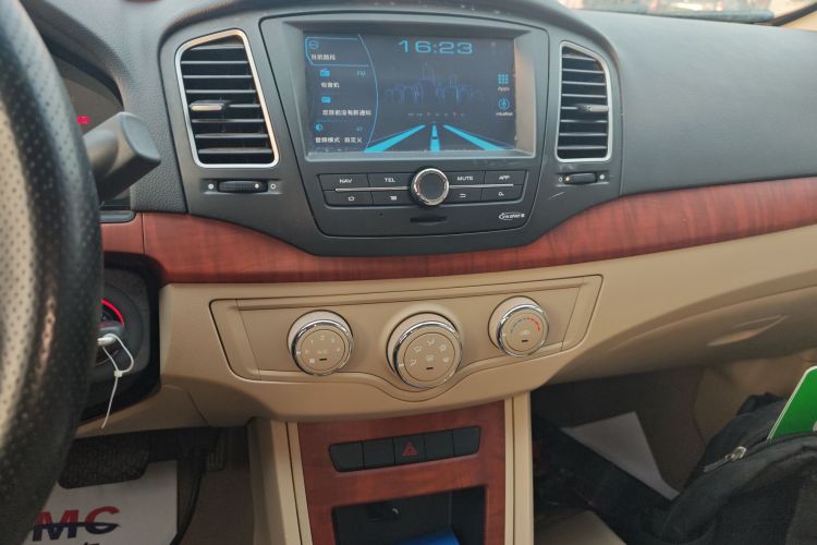 荣威350 2014款 1.5L 自动迅悦版中控内饰16