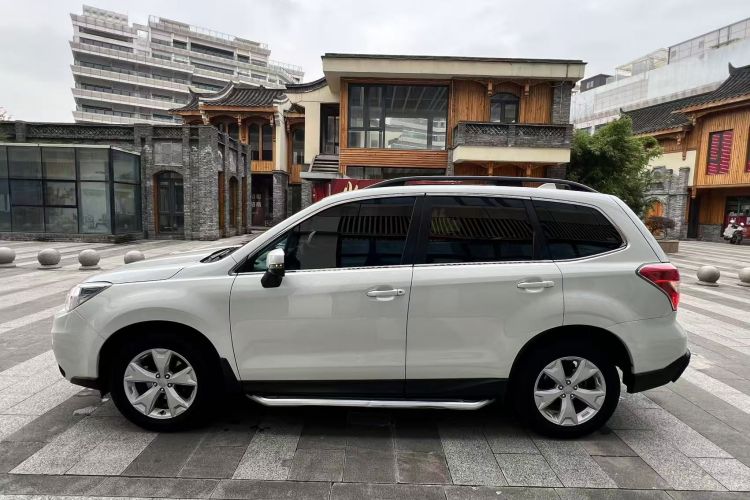 斯巴鲁 森林人 2013款 2.5i 自动豪华版车身外观4