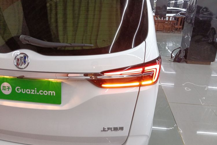 别克GL8 2023款 改款 陆上公务舱 豪华型车身外观9