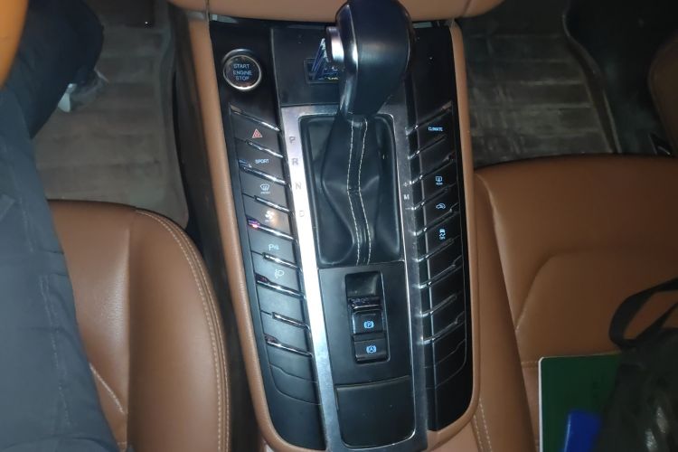 众泰SR9 2017款 2.0T 自动极致之光版中控内饰18