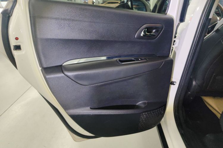 标致3008 2015款 2.0L 自动潮流版中控内饰7005