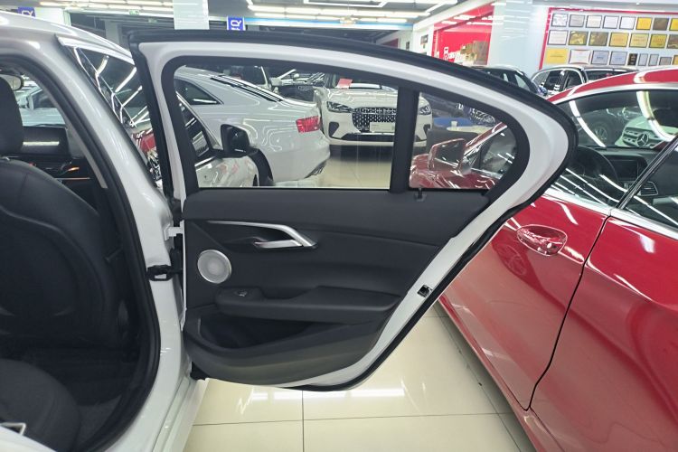 宝马1系 2023款 120i M运动版中控内饰45