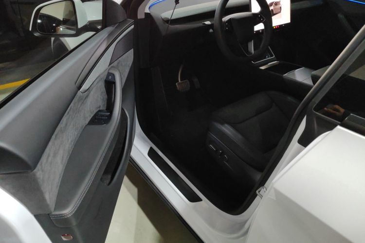 特斯拉 Model Y 2025款 长续航全轮驱动版中控内饰7003
