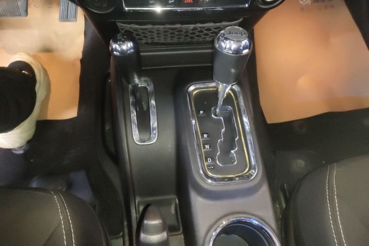 Jeep 牧马人 2014款 3.0L Sahara 四门版中控内饰18