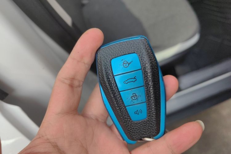 吉利几何E萤火虫 2024款 301km 星光中控内饰7001