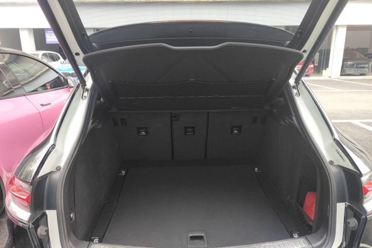 保时捷 2020款 Macan 2.0T机舱底盘23