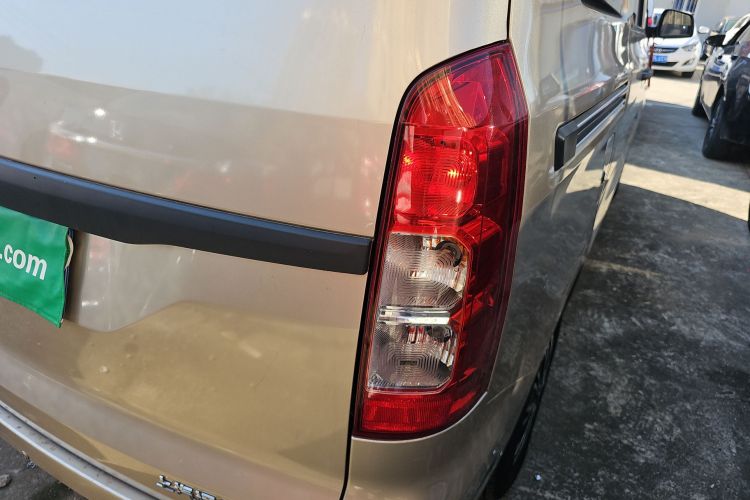 五菱汽车 五菱宏光V 2022款 1.5L劲取版电动助力LAR车身外观9