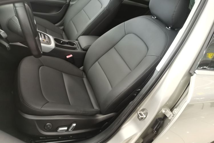 奥迪A4L 2016款 35 TFSI 典藏版 自动标准型中控内饰19