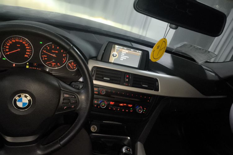 宝马3系 2013款 320i 时尚型中控内饰12