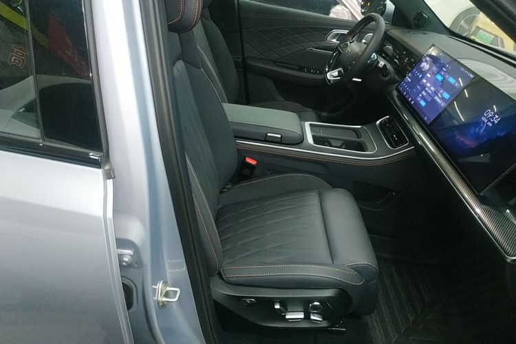 哪吒汽车 哪吒L 2024款 增程 310 闪充红衣版中控内饰41