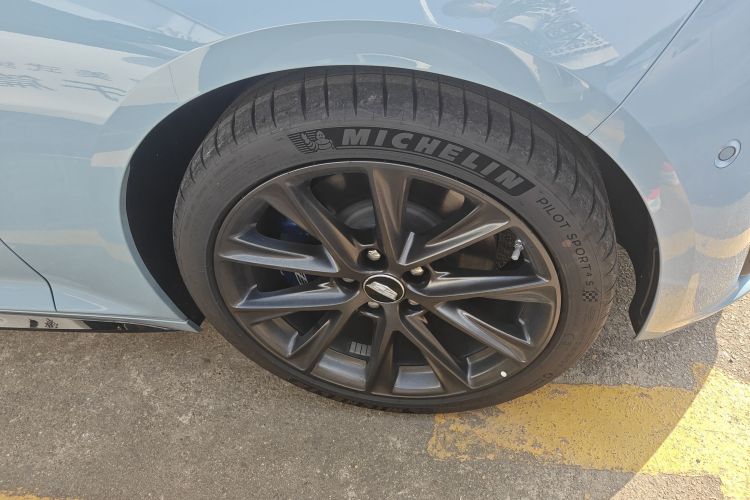 凯迪拉克CT5 2025款 28T 赛道性能版+巅峰赛道选装包车身外观10