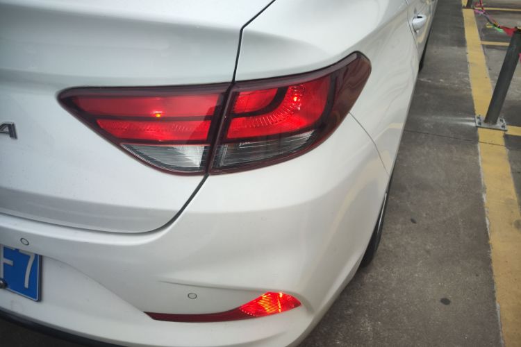 现代 悦动 2018款 1.6L 自动悦目版GL 国VI车身外观9