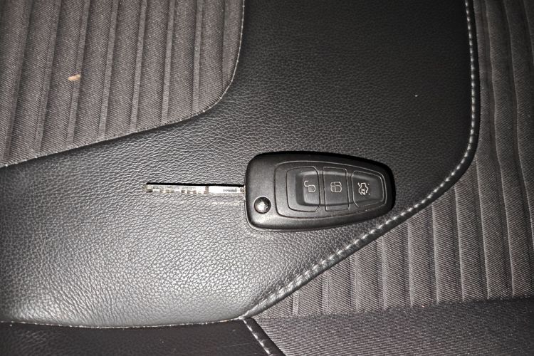 福特 福克斯 2017款 三厢 1.6L 自动风尚型智行版中控内饰7001