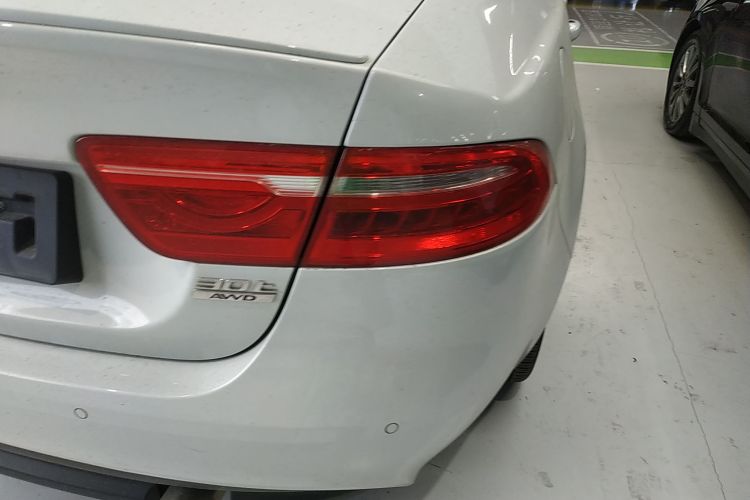 捷豹XE 2018款 2.0T 300PS 四驱R-Sport运动版车身外观9